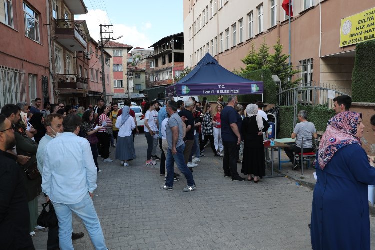 İzmit Belediyesi, öğrenci ve velileri yalnız bırakmadı