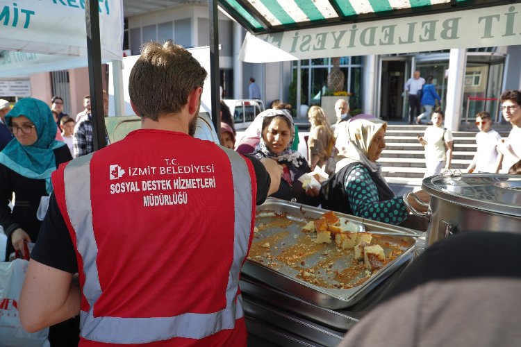 İzmit'te Aşevi'nden vatandaşlara lezzetli ikramlar