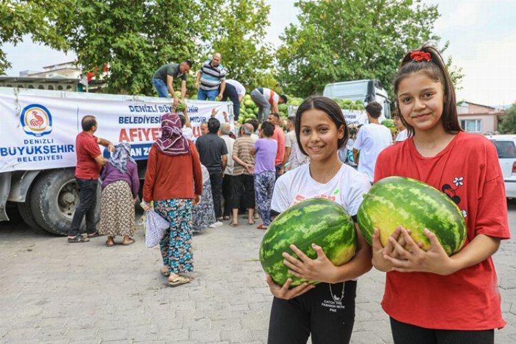 Karpuzcu Başkan vatandaşın sofrasını serinletti, çiftçiyi güldürdü