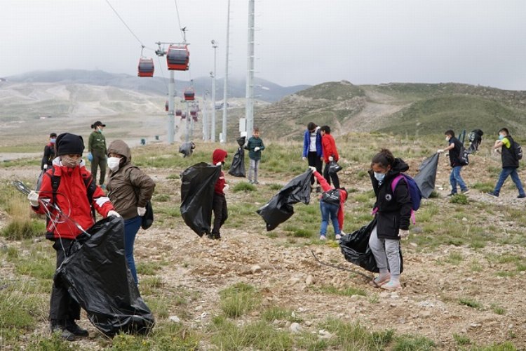 Kayseri Erciyes'te temizlik zamanı