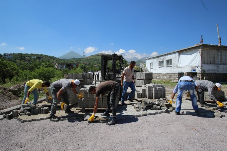 Kayseri Hacılar'da parke mesaisi