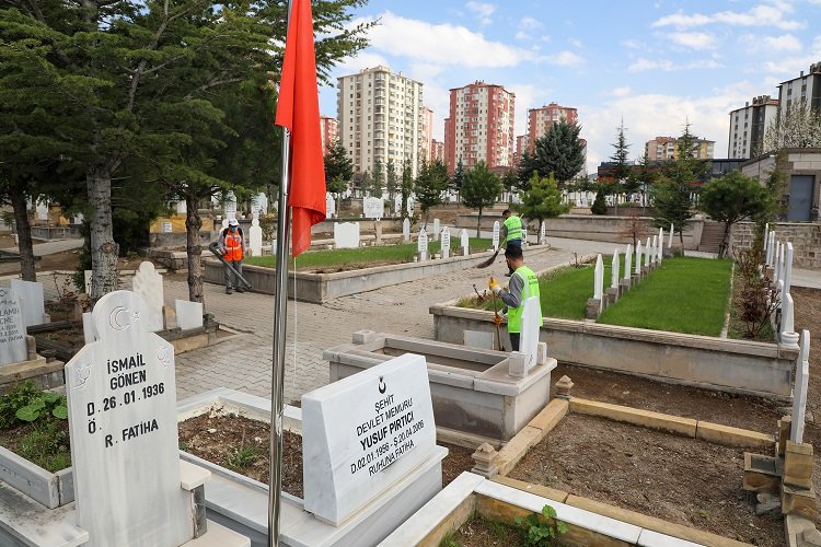 Kayseri Talas'ta mezarlıklara bakım