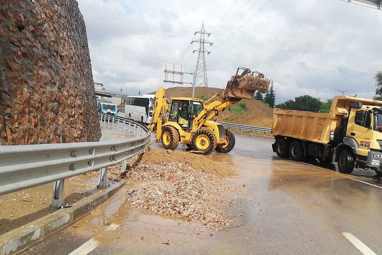 Kocaeli'de hastane yolunda toprak kayması