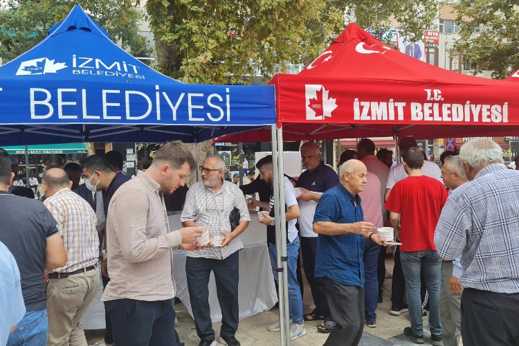 Kocaeli'de İzmit Belediyesi binlerce aşure dağıttı