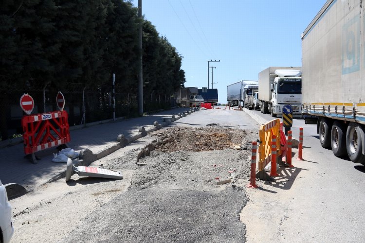 Kocaeli Gebze TIR garajları bölgesinde yol onarımı 