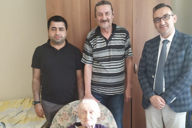 Kocaeli İzmit Belediyesi'nden en yaşlı çınara Babalar Günü kutlaması