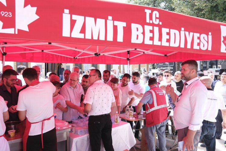 Kocaeli İzmit Belediyesi'nden vatandaşa helva ve cüz