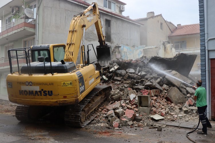 Kocaeli İzmit'te kontrollü 'metruk' yıkım