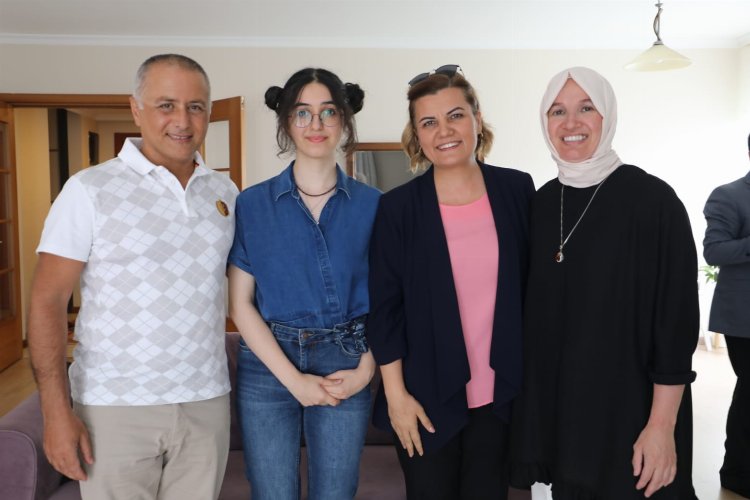 Kocaeli İzmit'te YKS birincisi Zeynep Dila’ya tebrik ziyareti