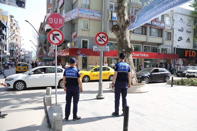 Kocaeli'nde Cumhuriyet Bulvarında öncelik yayanın