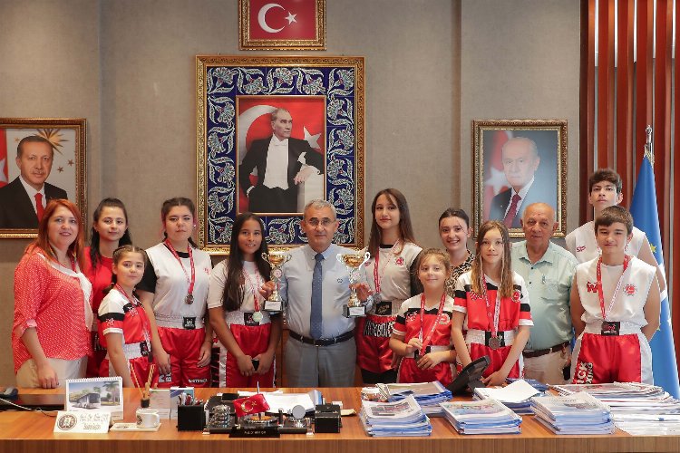 Kütahya'da şampiyon sporculardan Başkan Işık'a ziyaret