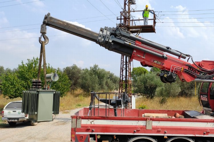 Manisa Akhisar'da yıldırım düşen trafo yenilendi