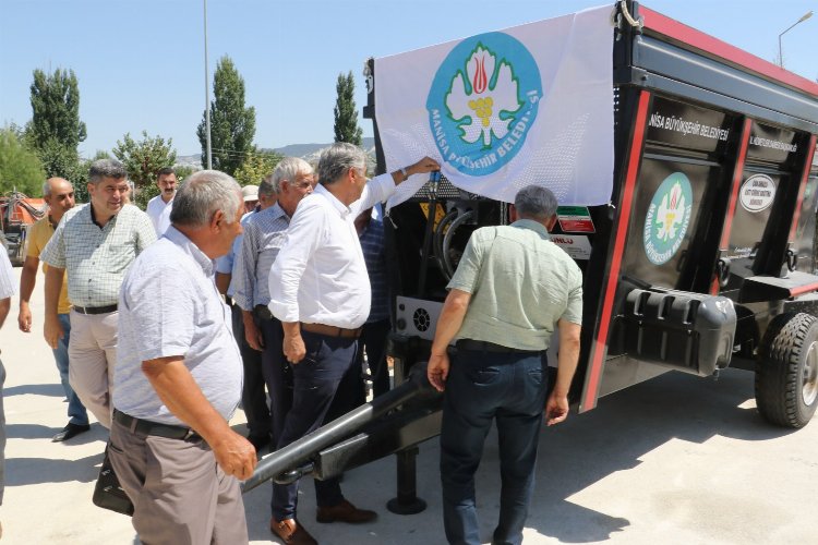 Manisa Selendi'de katı gübre dağıtma römorku çiftçilerin kullanımında