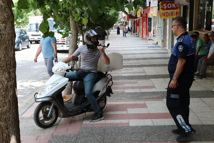 Manisa Zabıtası'ndan kaldırımlarda motosiklet denetimi