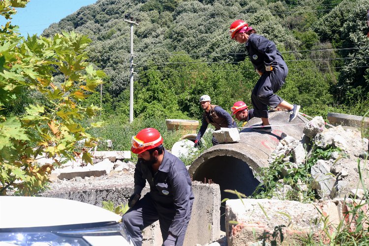 Sakarya'nın SABAK'ı enkazda nefes kesti