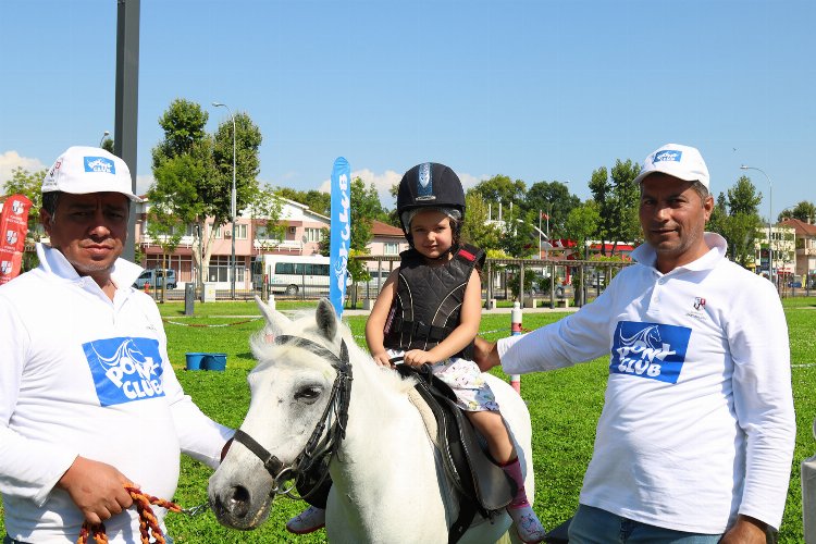 Sakaryalı çocuklar 'Millet'te pony atlarına bindi