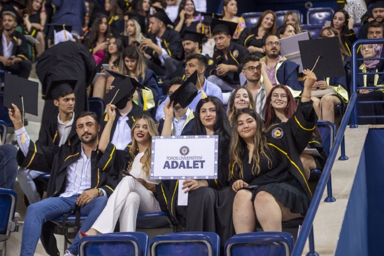 Toros Üniversitesi öğrencileri kepleri fırlattı