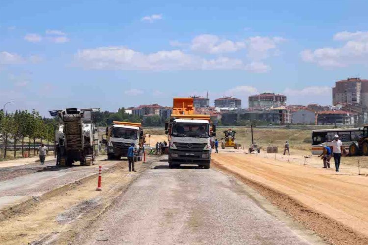 Trafiğe kapatılan yolda yoğun çalışma