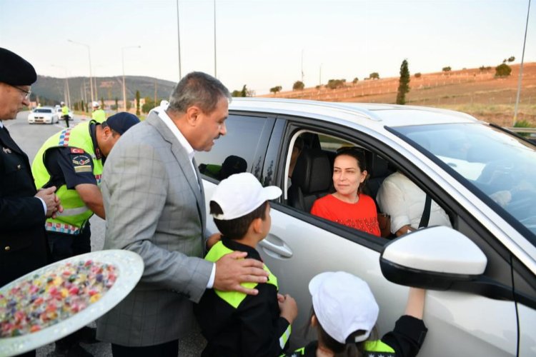 Vali trafik denetiminde! Çocuklara düdük, araç sürücülerine kolonya, çikolata