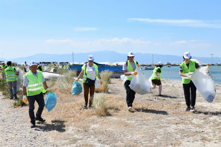 İzmir Çiğli'de kıyı ve deniz temizliği