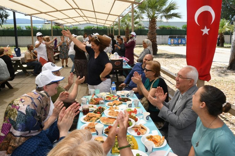 İzmir Karabağlar'dan gezilere kaldığı yerden devam